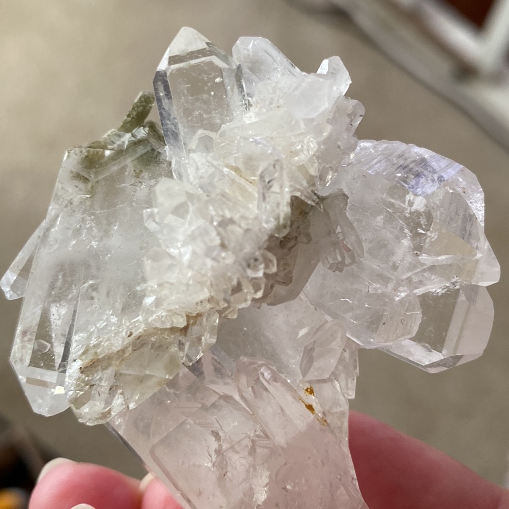 🔥AAA QUALITY QUARTZ CLUSTER🔥Points all over + 🌈. 3”X 2.5”X1”. STUNNING - Picture 8 of 17